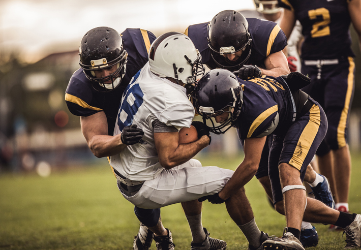 football players tackling